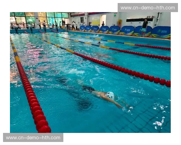 跳水集锦：水花与勇气的瞬间